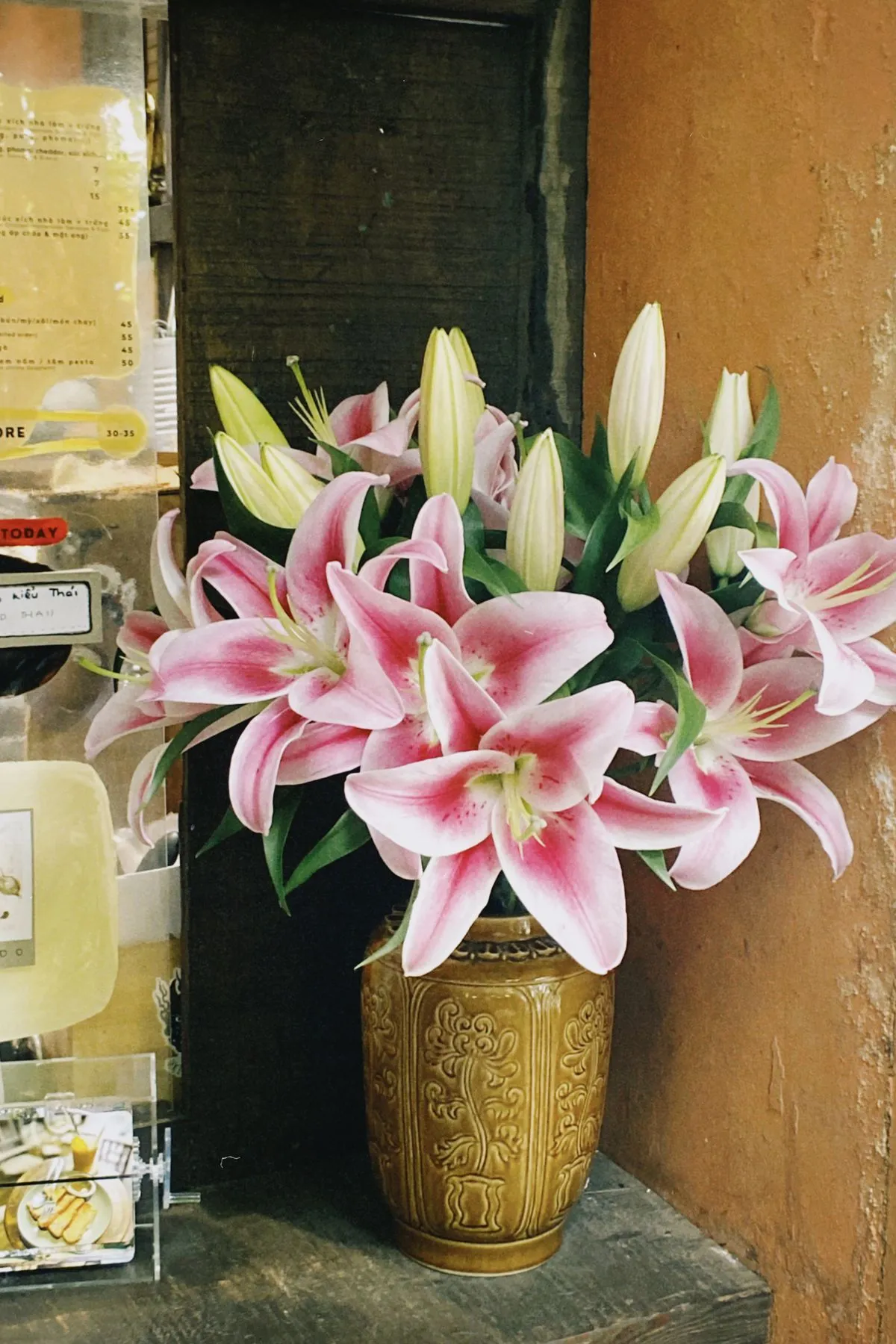 Vazoda pembe lilyum (zambak, Lilium) buketi